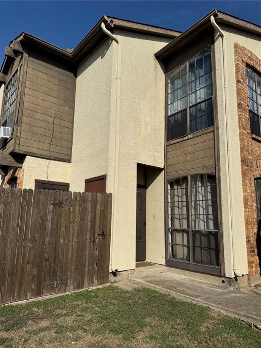 Charming condo at 611 Oriole Blvd, #1404 in Duncanville, TX, perfect for an investor or a buyer looking to add their own TLC and personal touch. This unit offers great potential and is conveniently located near shopping, dining, parks, and major highways for an easy commute. A wonderful opportunity to create value and make it truly your own.