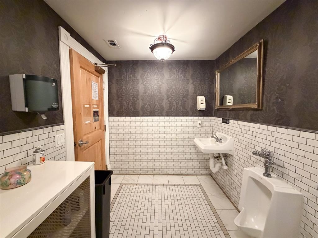 O T Ennis - Commercial Lease