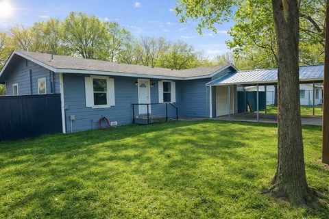 Photo of 511 W REDWOOD St, Campbell, TX 75422 (MLS # 21162319)