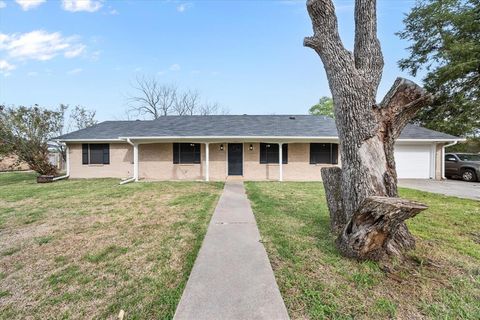 Photo of 536 Robindale Lane, Fairfield, TX 75840 (MLS # 21212243)