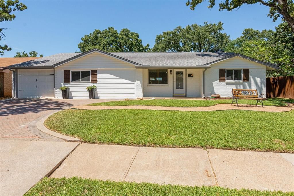 Photo of 1044 Meadowbrook Drive, Grapevine, TX 76051 (MLS # 21252508)