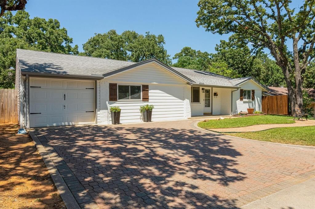 Photo of 1044 Meadowbrook Drive, Grapevine, TX 76051 (MLS # 21252508)