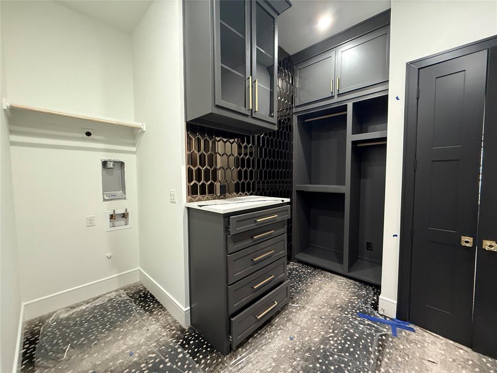 Granbury, Texas 76049, United States, 5 Bedrooms Bedrooms, ,6 BathroomsBathrooms,Residential,Active,157254