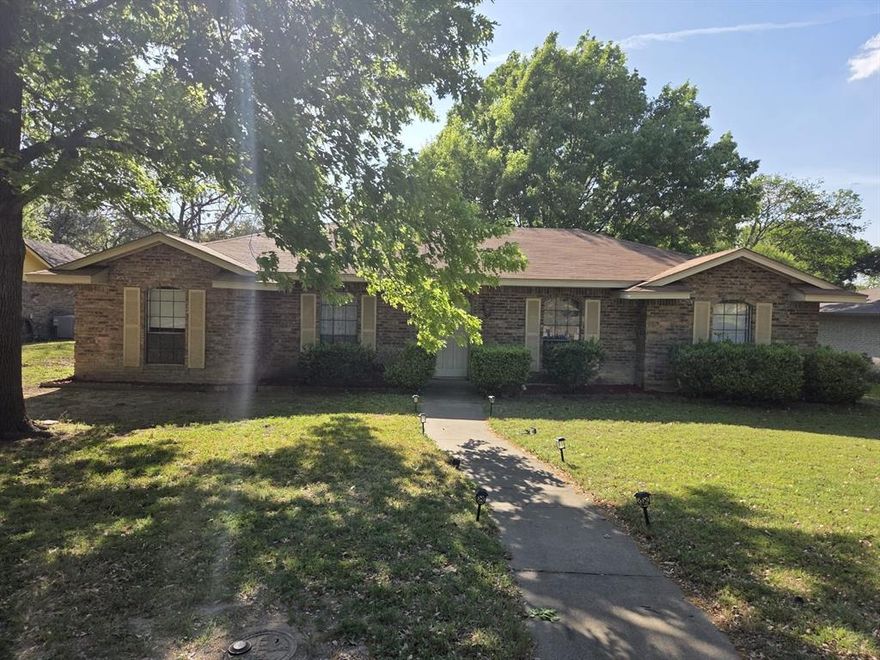 Charming and well-cared-for home in excellent condition, offering a cozy and inviting feel. Ideally situated just 15 minutes from Downtown Dallas, with easy access to schools, shopping, dining, and major highways—perfect for convenient everyday living.