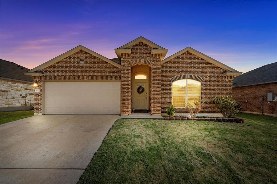 WELCOME HOME to this beautiful 3 bedroom house in the wonderful Park Meadows community! With recent updates including gorgeous waterproof laminate flooring and kitchen upgrades, it steals your heart from the moment you walk in! Light and airy with an open floor plan, the living room and kitchen are great for entertaining. In addition to all the homes features, you have access to Park Meadows community playground, park and walking path as well as the school district being zoned Midway ISD.