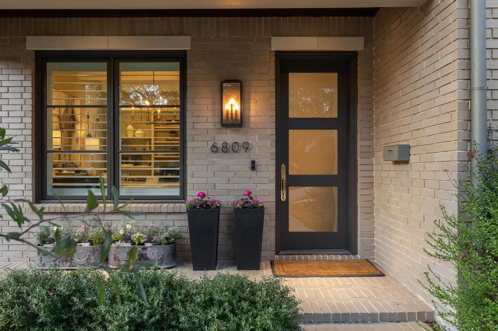 Photo of 6809 Del Norte Lane, Dallas, TX 75225 (MLS # 21193907)