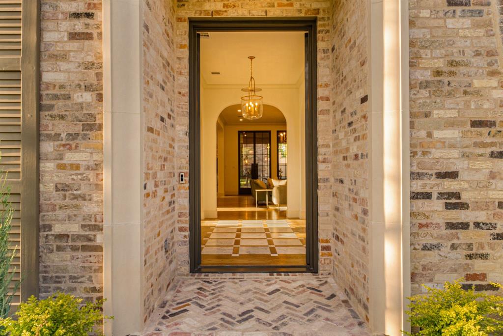 6847 Lakeshore Drive