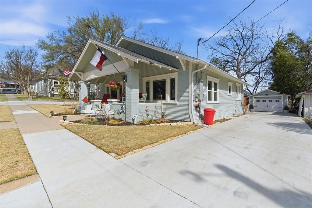 Photo of 307 S Brazos Street, Weatherford, TX 76086 (MLS # 21194010)