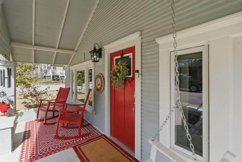 Photo of 307 S Brazos Street, Weatherford, TX 76086 (MLS # 21194010)