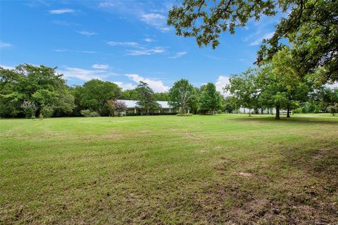 Photo of 206 Clements Road, Whitesboro, TX 76273 (MLS # 21053571)