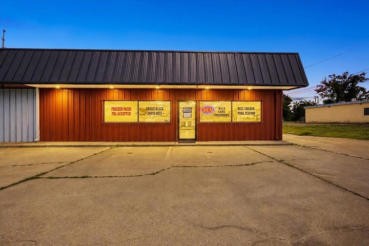 Photo 1 of 23 — 415 S Highway 37 S, Mount Vernon, TX 75457