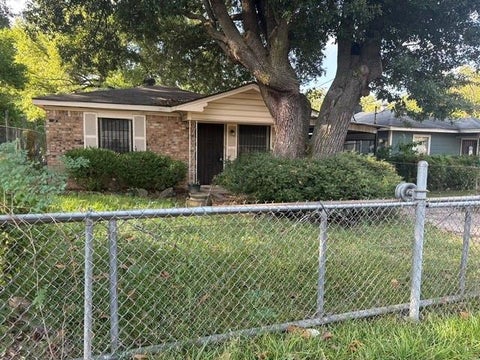 Photo of 561 Sassafras Avenue, Shreveport, LA 71106 (MLS # 21385110)