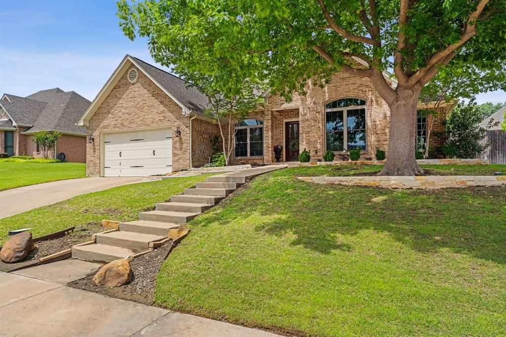Photo of 404 Arbor Lawn Drive, Burleson, TX 76028 (MLS # 21244706)