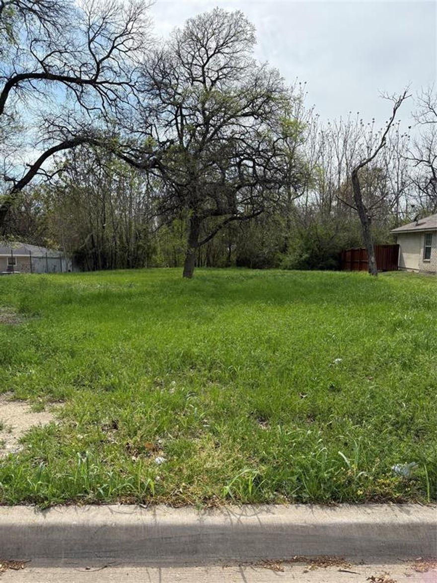 Amazing vacant lot in Dallas, ready for your next project.  This lot offers endless possibilities for builders, developers or anyone looking to create a custom home.