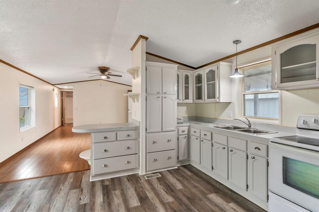 ABST 591 TR 15 J MC KINNEY - Residential