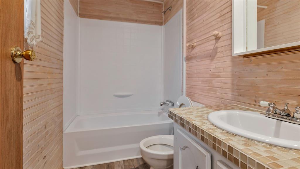 ABST 591 TR 15 J MC KINNEY - Residential