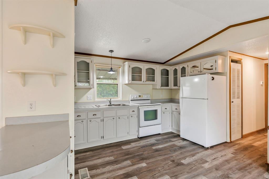 ABST 591 TR 15 J MC KINNEY - Residential