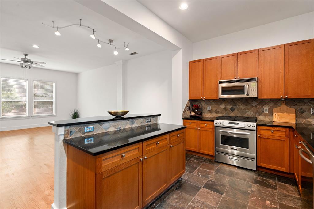 Carreras Twnhms Condos - Residential