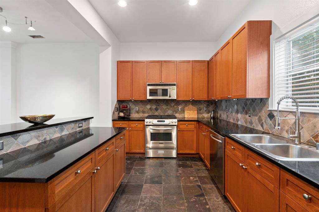 Carreras Twnhms Condos - Residential