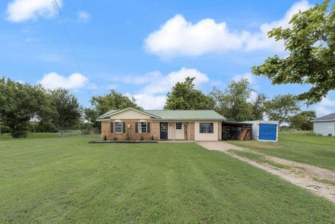 Photo of 393 County Road 3320, Greenville, TX 75402 (MLS # 21290424)