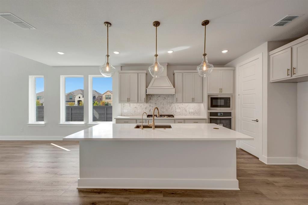 1100 Amaryllis Lane
