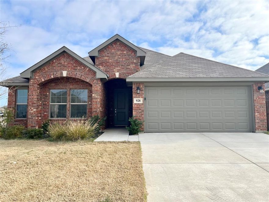 This beautifully maintained home features a spacious fenced-in backyard, perfect for outdoor living. Inside, you’ll find three well-kept bedrooms, two well-lit bathrooms, and an inviting layout ideal for comfort and convenience. The location is also a standout—near the Chisholm Trail Parkway for easy commuting and just minutes from many restaurants and shopping.