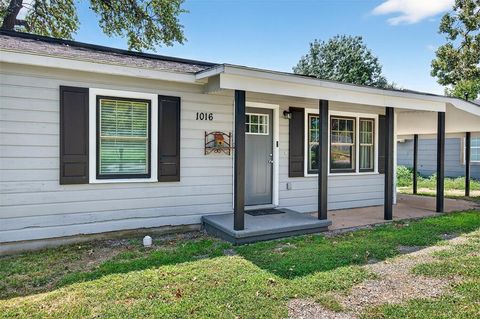 Photo of 1016 W Hanna Street, Denison, TX 75020 (MLS # 21207937)