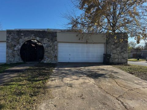 Photo of 6329 Walraven Circle, Fort Worth, TX 76133 (MLS # 21178867)