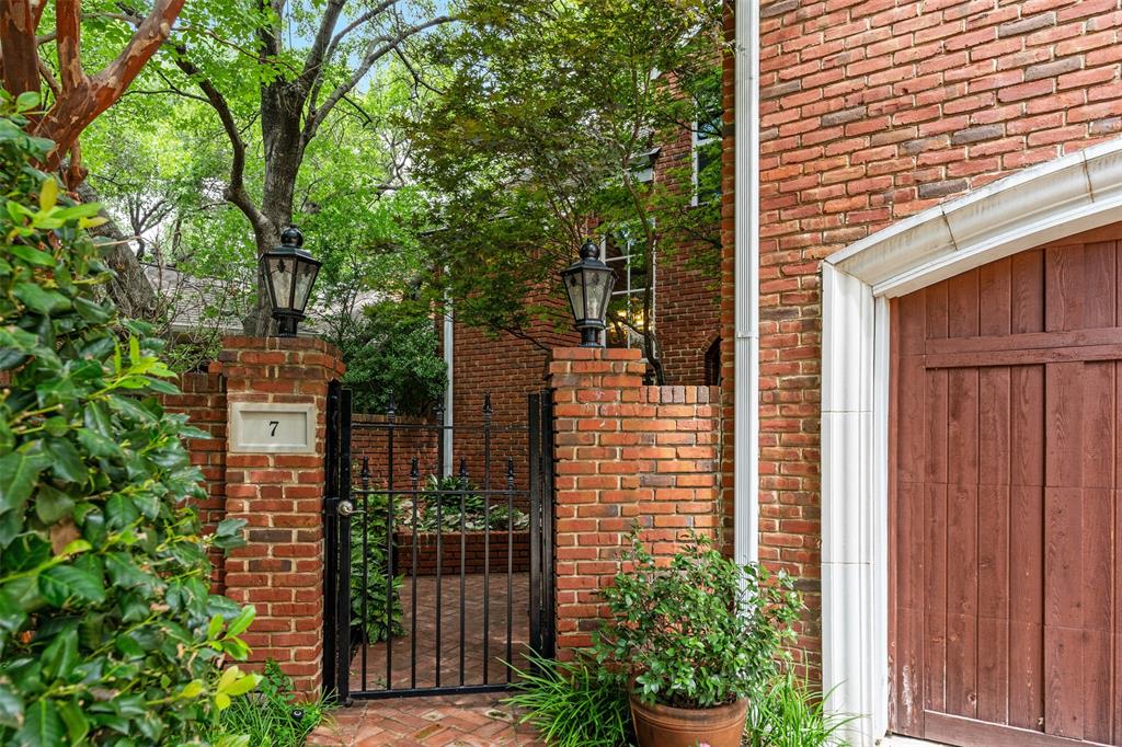7 Queensview Court