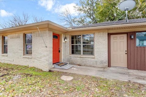Photo of 736 W Bullock Drive, Denison, TX 75020 (MLS # 21208028)