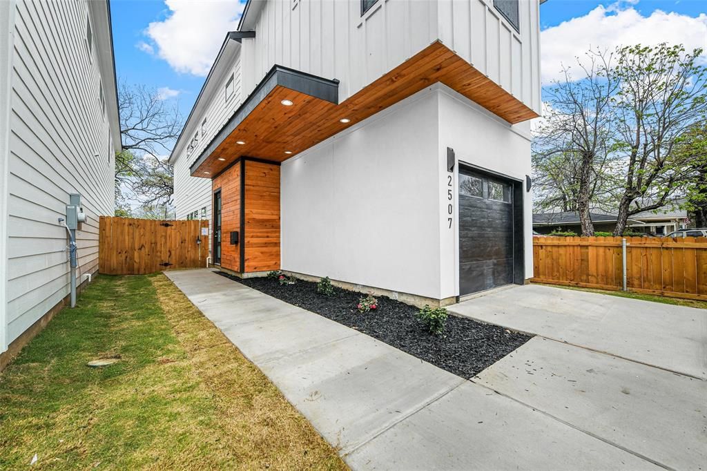 Photo of 2507 Birmingham Avenue, Dallas, TX 75215 (MLS # 21268461)
