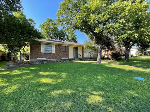 Photo of 1303 Northlake Drive, Richardson, TX 75080 (MLS # 21323741)