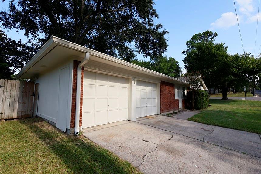 2714 Pine Shadows Drive