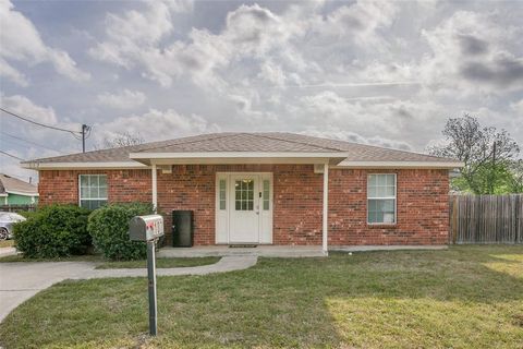 Photo of 107 S Crawford Street #4, Denton, TX 76205 (MLS # 21227899)