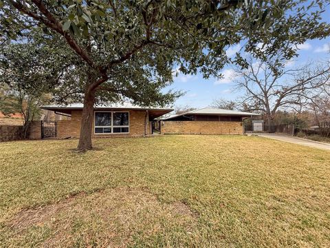 Photo of 921 9th Street, Grand Prairie, TX 75050 (MLS # 21169781)