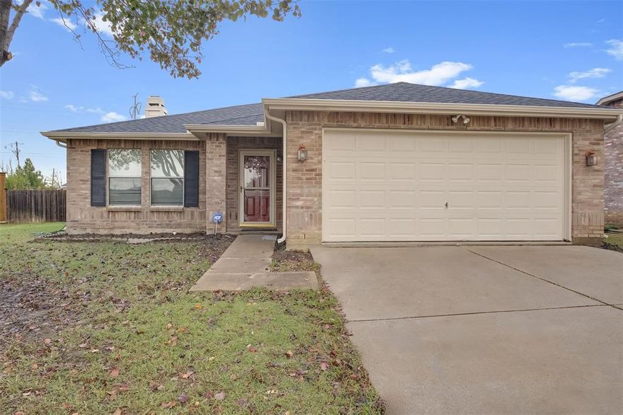 Well kept and newly painted 3 beds 2 baths ready for lease: Ceramic tile throughout, walk-in pantry. No refrigerator provided.