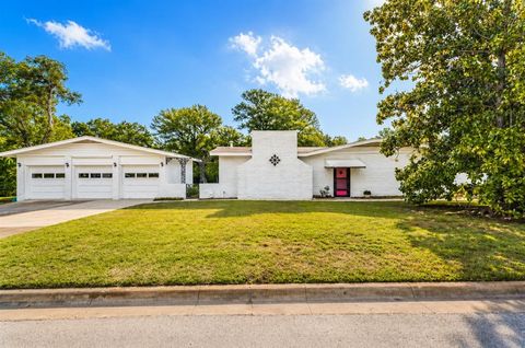 Photo of 203 Lakeridge Road, Lakeside, TX 76108 (MLS # 21246235)