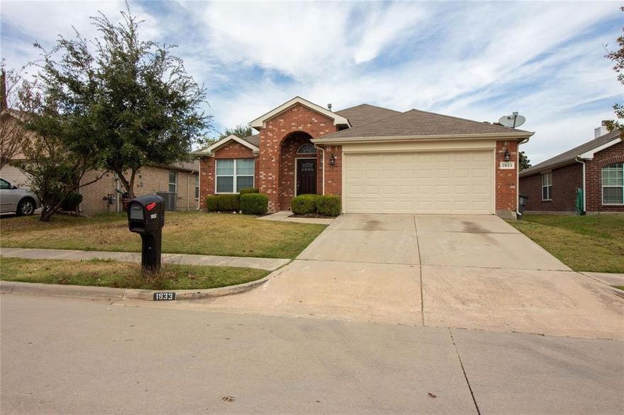 This  updated 3 bed 2 bath home is ready for a new tenant. It has a great floor plan with spacious family room featuring corner fireplace,
kitchen has tons of cabinets and granite countertops with tons of  counter space as well as stainless steel appliances  including refigerator.  NO carpet all laminate or tile flooring Open floor plan great for entertaining. Granite countertops. Two car front entry garage, nice fenced yard for minimal maintenance. Great location, clost to shopping and schools. Don't let this one get away!!!!