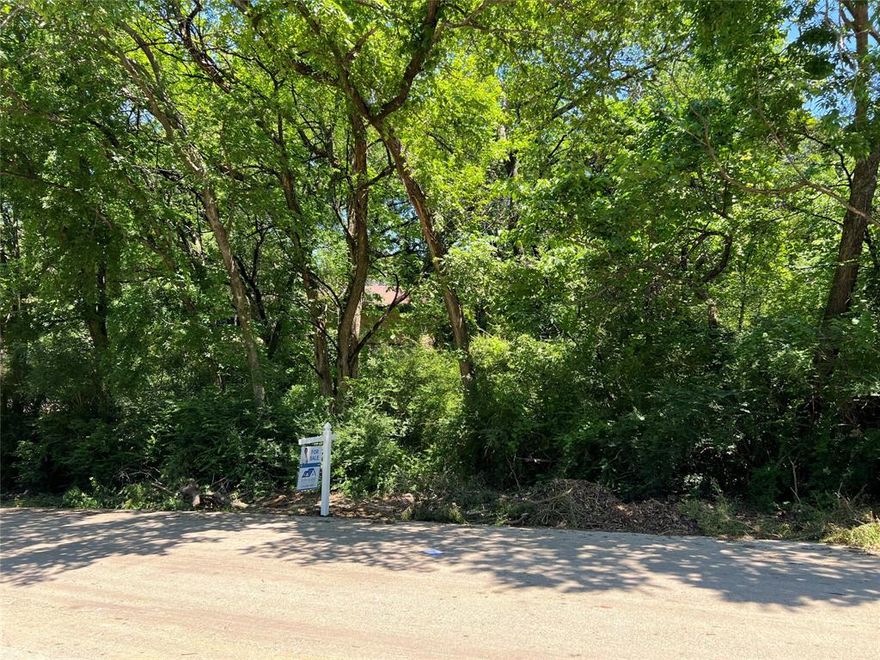 Residential lot sold as is. Ideal for building a custom home. Conveniently located just 10 minutes from Cedar Ridge Reserve. No HOA. Nestled on a quiet street. Home shown in photos belongs to a neighboring property.
