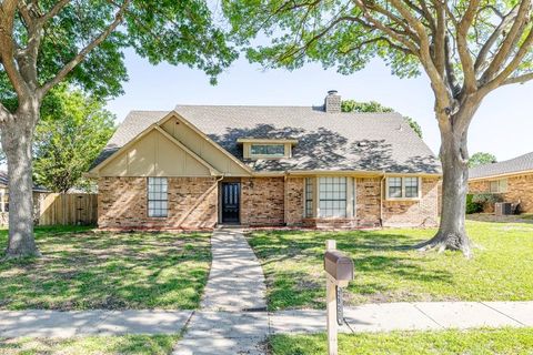 Photo of 2821 Glen Forest Lane, Plano, TX 75023 (MLS # 21136669)