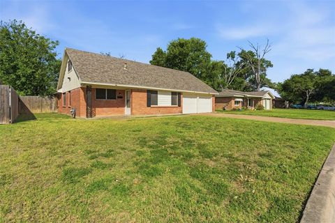 Photo of 5824 Kimberly Kay Drive, Fort Worth, TX 76133 (MLS # 21165603)