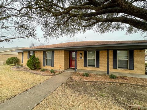 Photo of 1714 Crescent Drive, Sherman, TX 75092 (MLS # 21241388)