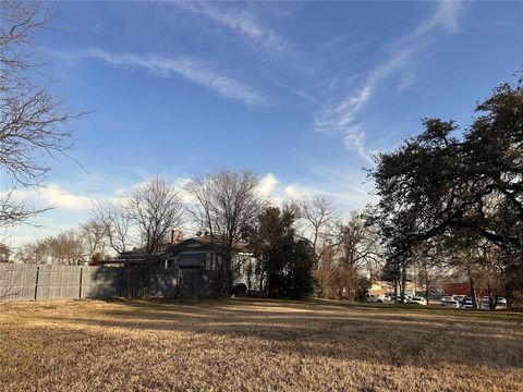 Photo of 1304 N 4th Street, Waco, TX 76707 (MLS # 21165541)