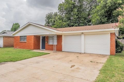 Photo of 2021 Glenhaven DR, Haltom City, TX 76117 (MLS # 21335214)