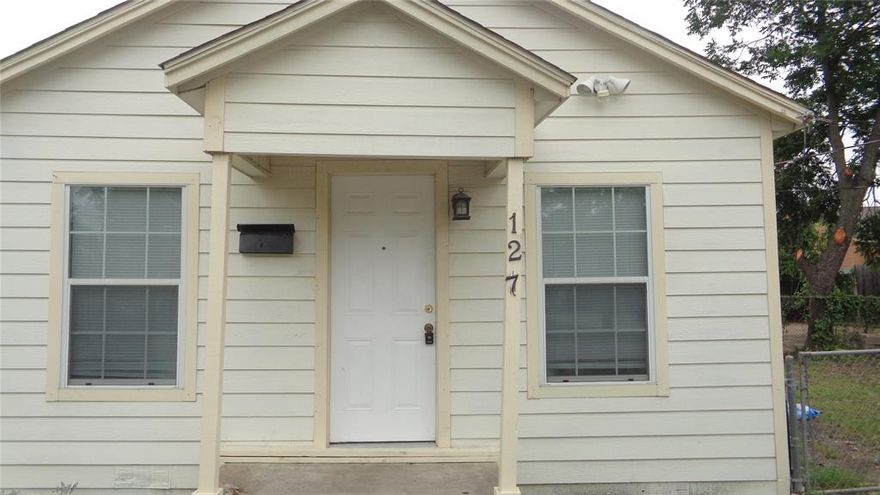 (50% OFF 1st MONTHS RENT)
Duplex in Garland Near S. State Hwy 78 and S. First Street Featuring: 1 Bedroom 1 Full Bathroom, Updated Kitchen Cabinets, Counters, Interior Painting, Vinyl Plank Flooring. Also Includes Gas Stove, Refrigerator, One Heat & Air Conditioning Window Unit, One AC Window Unit, and a Small Outside Storage Room. This property is eligible for deposit alternative coverage in lieu of a security deposit.