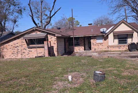 Photo of 2404 Beverly Drive, Greenville, TX 75402 (MLS # 21169302)