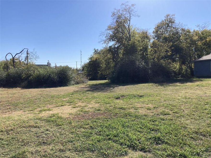Vacant lot. Buyer responsible for independently verifying property information.