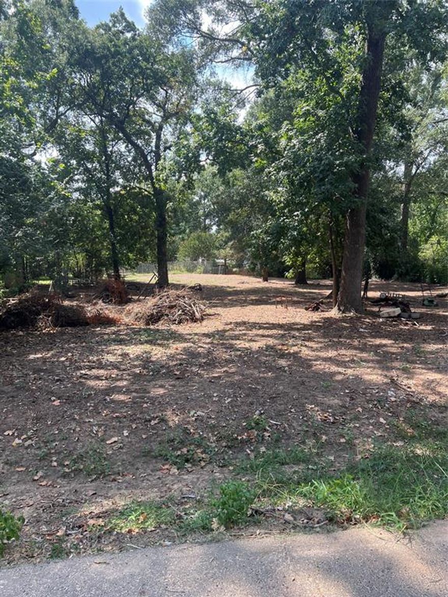 Great lot ready for someone to build a brand new home on. May need a tree or two cut to build depending on plans.