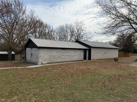 Photo of 1010 Vine Street, Weatherford, TX 76086 (MLS # 21142286)