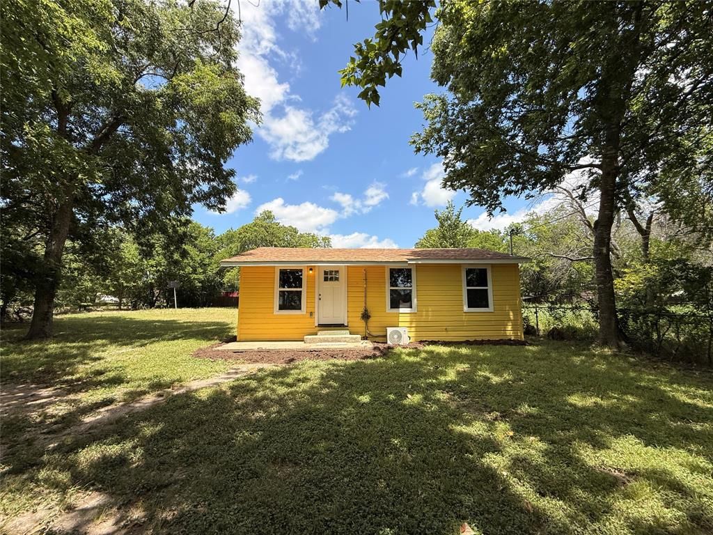 Photo of 805 NE 3rd Street, Hubbard, TX 76648 (MLS # 21320410)